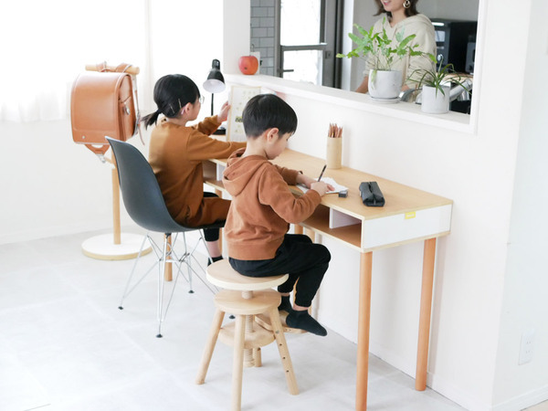 使いたい場所にすっきり置ける万能デスク[PR]