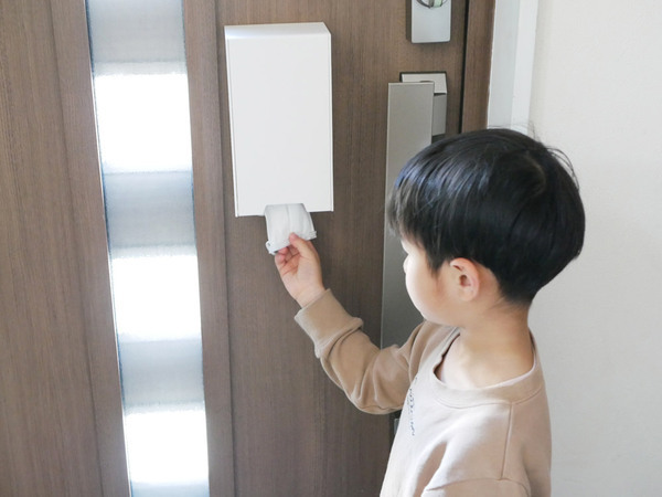 強力マグネットで玄関に簡単取り付け！2wayマスク収納ケース[PR]