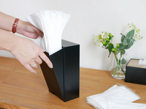 強力マグネットで玄関に簡単取り付け！2wayマスク収納ケース[PR]