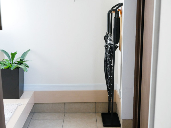 ひっかけ収納で使いやすい！スリムなアンブレラスタンド[PR]