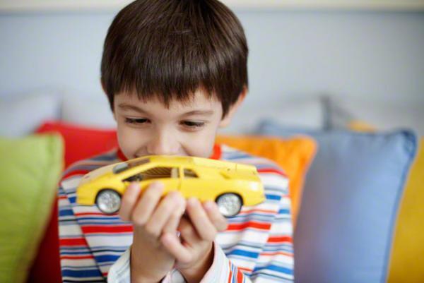 周囲の人を睨みつけながら歩いていた息子。対処法は意外なところにありました。