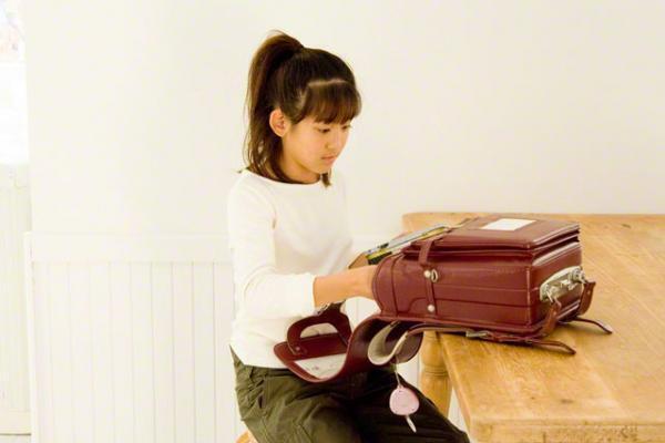 カバンの底から出てくるプリントは、いつも決まった形に折れている。