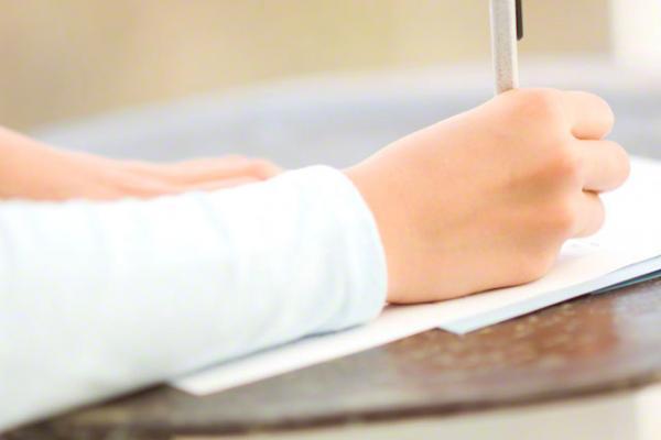 カバンの底から出てくるプリントは、いつも決まった形に折れている。