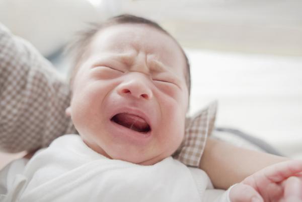 抱っこ紐でギャン泣きする息子…原因は？医師に相談したところ