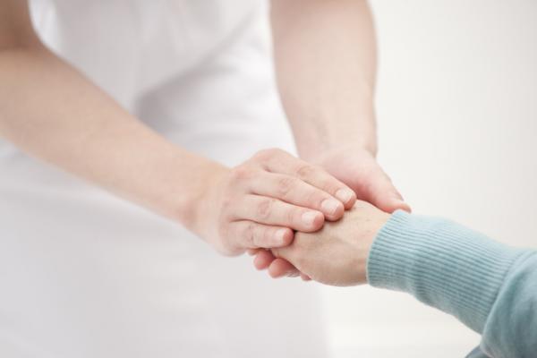 回避性パーソナリティ障害とは？「傷つかないよう避けてしまう」症状や治療法、克服するための方法を解説