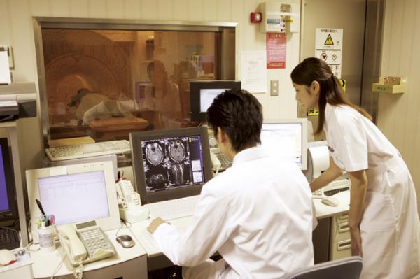 自閉症スペクトラム障害とは？年代別の特徴や検査方法、治療法を紹介します！