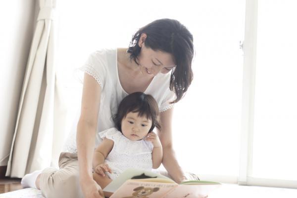 子どもへの「読み聞かせ」大事とはいうけれど、現実は大奮闘で…