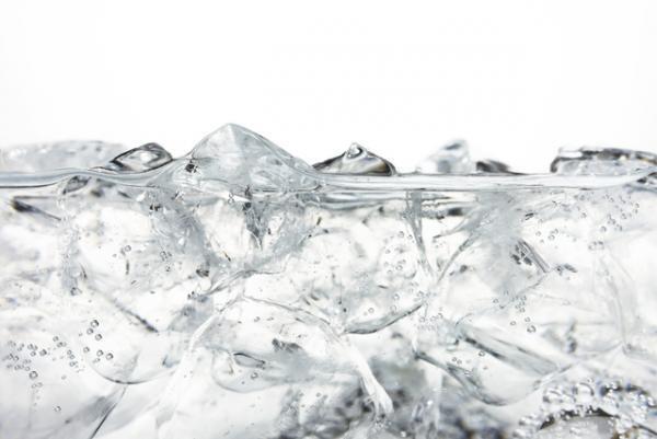 異食症とは？「氷、髪の毛などを食べたい衝動がとまらない」主な症状やタイプ別特徴、対処法まとめ