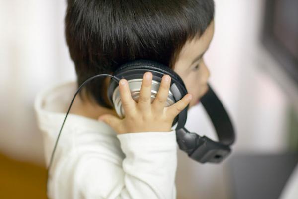 不眠症に苦しむ息子。大好きなテレビとの付き合い方を親子で考えた