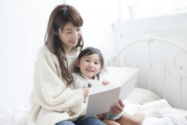 長時間の移動でぐずる子どもにはコレ！持ち運びに便利な「○○絵本」