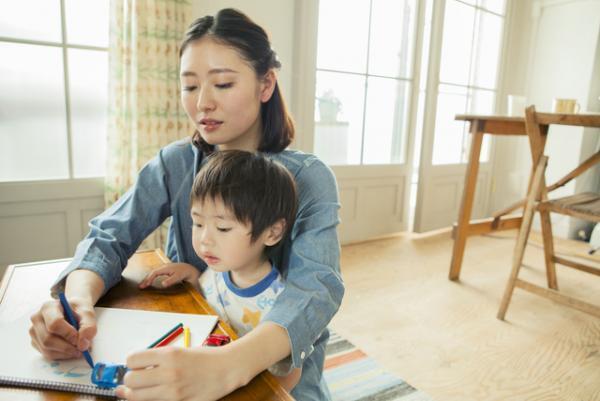 自閉症の長男をストレスから救ったのは、「魔法の絵本」でした