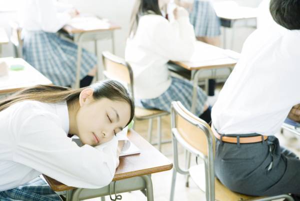 ナルコレプシーとは？「制御できないほど激しく眠い」症状や原因、治療法、ADHDとの関連まとめ