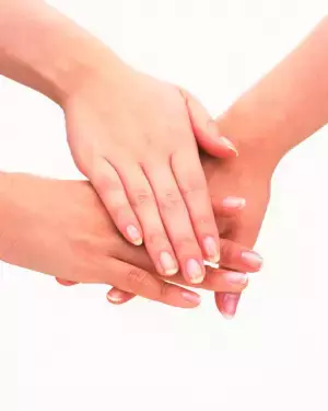 ジストニアとは？ 症状・原因や治療法、各種支援などくわしくご紹介します！