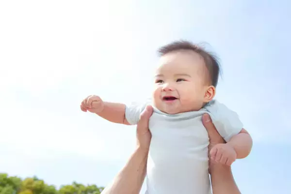 モロー反射とは？ モロー反射が見られる期間、疾患や発達障害との関連についてご紹介します！