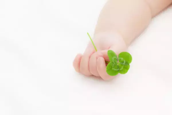 モロー反射とは？ モロー反射が見られる期間、疾患や発達障害との関連についてご紹介します！