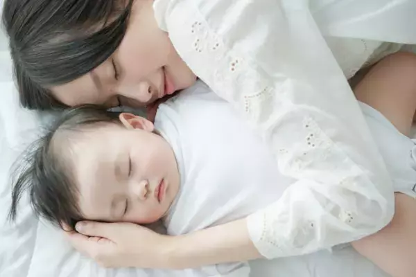 モロー反射とは？ モロー反射が見られる期間、疾患や発達障害との関連についてご紹介します！