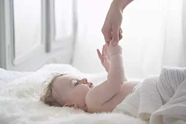 ハンドリガードは発達のサイン？赤ちゃんが手を見つめる意味、しない場合の工夫、ミトンの着衣についての画像