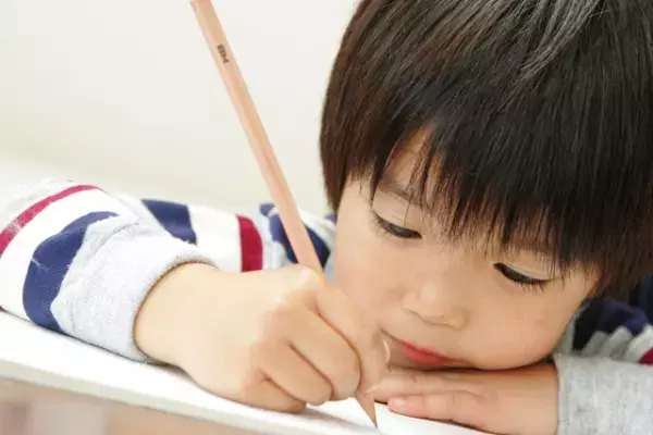 何度も椅子から落ちる息子が「発達性協調運動障害」と診断されるまで