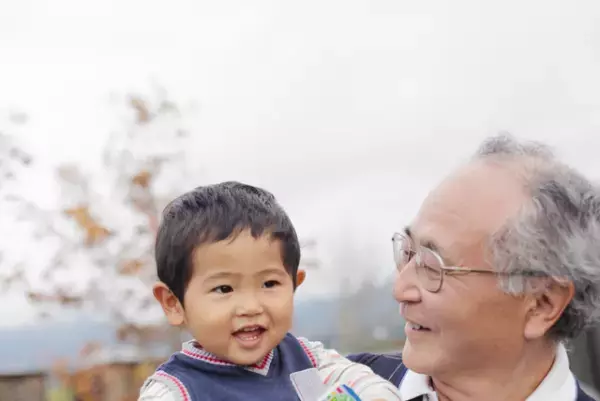 入学式、支援の先生に手を引かれる息子の姿を見た父は…