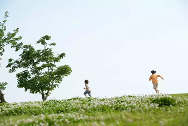 カナー症候群（カナー型自閉症）とは？アスペルガーとの違い、症状、年齢別の特徴、子育て・療育法を紹介！