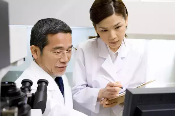 「アーレン症候群」を知っていますか。文字が回ったり歪んだり…娘の検査からアーレンレンズを手にするまで