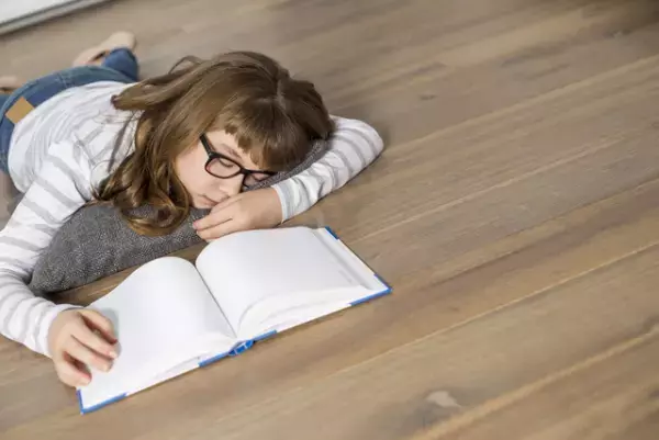 「アーレン症候群」を知っていますか。文字が回ったり歪んだり…娘の検査からアーレンレンズを手にするまで