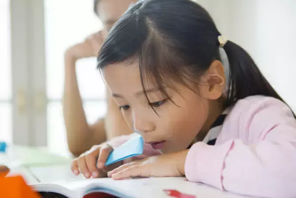 「アーレン症候群」を知っていますか。文字が回ったり歪んだり…娘の検査からアーレンレンズを手にするまで