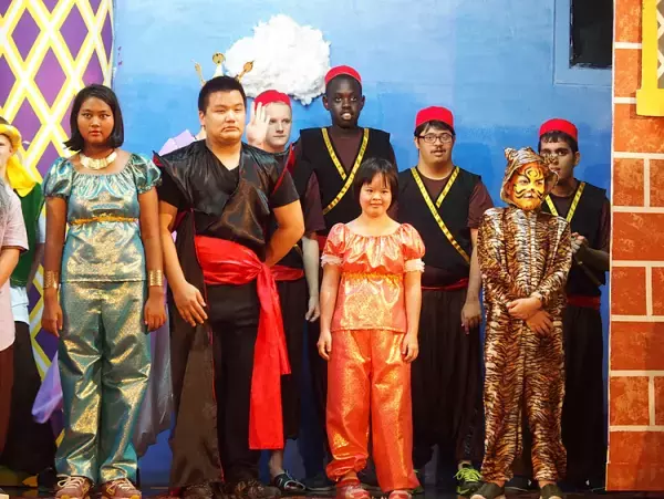 ある日、夫が海外転勤に。妻と障害のある子は一緒に行ける？ダウン症のわが子を連れての駐在経験