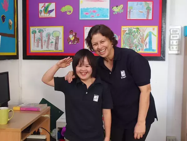 ある日、夫が海外転勤に。妻と障害のある子は一緒に行ける？ダウン症のわが子を連れての駐在経験