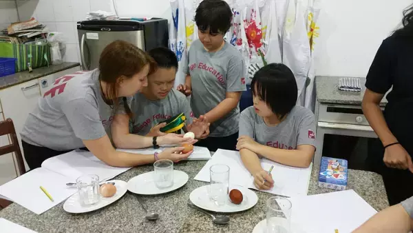 ある日、夫が海外転勤に。妻と障害のある子は一緒に行ける？ダウン症のわが子を連れての駐在経験