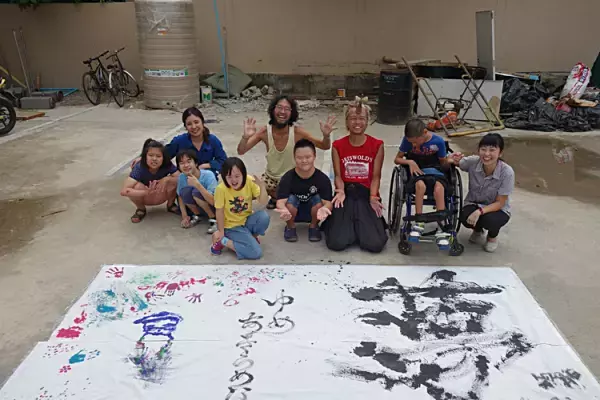 ある日、夫が海外転勤に。妻と障害のある子は一緒に行ける？ダウン症のわが子を連れての駐在経験