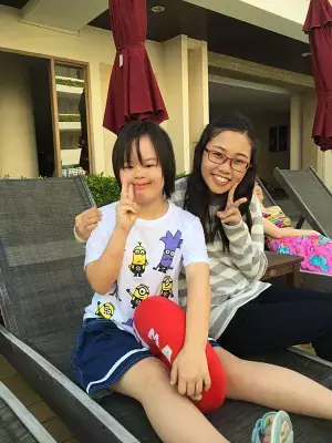 ある日、夫が海外転勤に。妻と障害のある子は一緒に行ける？ダウン症のわが子を連れての駐在経験