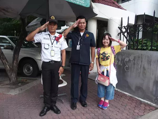 ある日、夫が海外転勤に。妻と障害のある子は一緒に行ける？ダウン症のわが子を連れての駐在経験