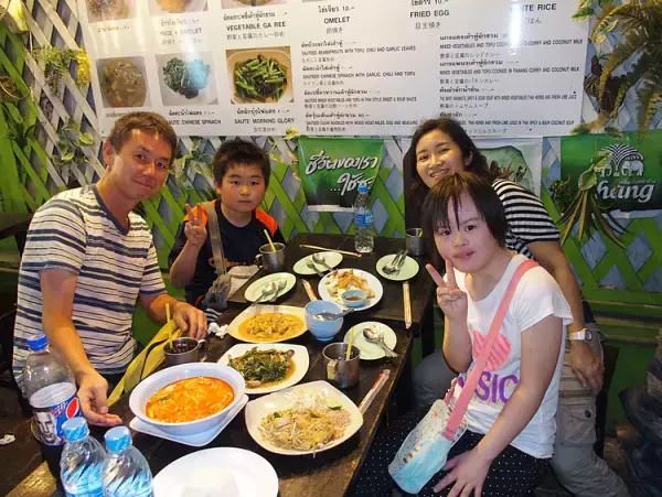 ある日、夫が海外転勤に。妻と障害のある子は一緒に行ける？ダウン症のわが子を連れての駐在経験