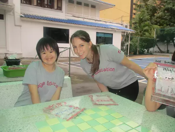 ある日、夫が海外転勤に。妻と障害のある子は一緒に行ける？ダウン症のわが子を連れての駐在経験