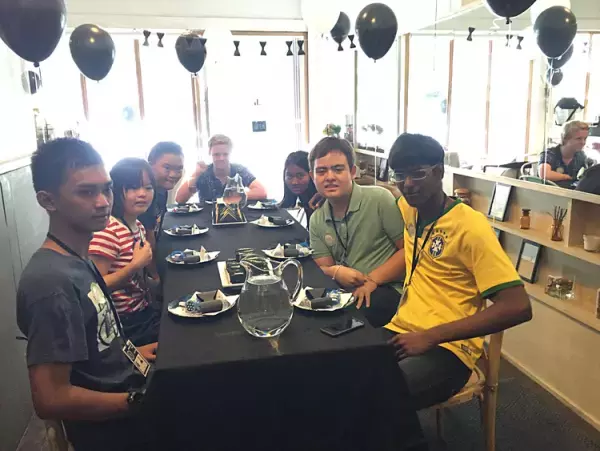 ある日、夫が海外転勤に。妻と障害のある子は一緒に行ける？ダウン症のわが子を連れての駐在経験