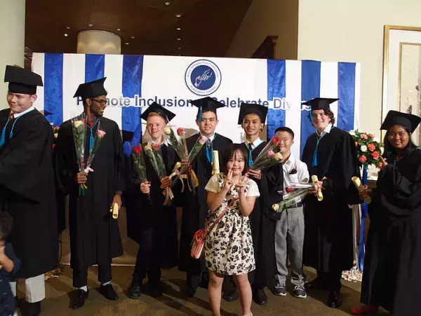 ある日、夫が海外転勤に。妻と障害のある子は一緒に行ける？ダウン症のわが子を連れての駐在経験