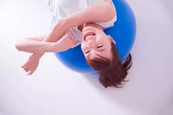 「ジッとしなさい！」と叱る前に。教室で活躍する「ペダルデスク」の存在からわかること