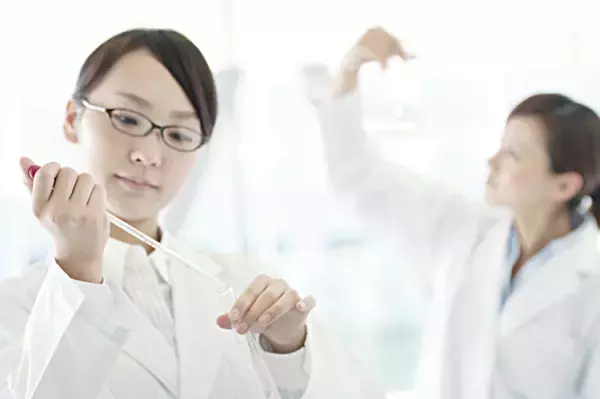 ダウン症の治療法は？効果的な治療薬は存在するの？合併症の治療、療育、最先端の研究までご紹介します