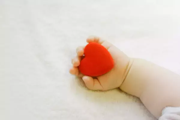 赤ちゃんと目が合わない…原因や疾患・自閉症スペクトラム障害との関係、 育児不安への対処法まとめ