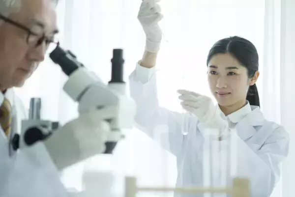 ダウン症のある人の寿命が延びている理由は？現在の平均寿命、成人後や壮年期の生活などについて解説します