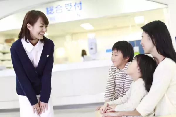 ダウン症のある人の寿命が延びている理由は？現在の平均寿命、成人後や壮年期の生活などについて解説します