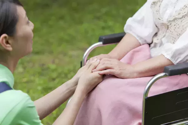 ダウン症のある人の寿命が延びている理由は？現在の平均寿命、成人後や壮年期の生活などについて解説します