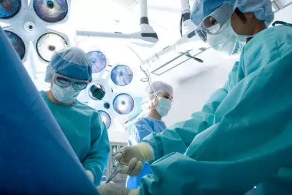 ダウン症のある人の寿命が延びている理由は？現在の平均寿命、成人後や壮年期の生活などについて解説します