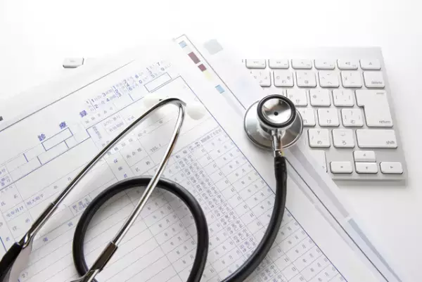 ダウン症のある人の寿命が延びている理由は？現在の平均寿命、成人後や壮年期の生活などについて解説します