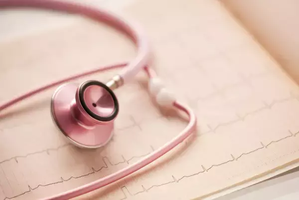 心療内科とは？精神科と何が違うの？対象になる病気や治療の流れ、費用などを解説します