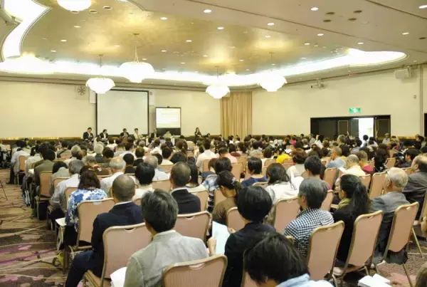 空港の「バリアをなくす」試みや個性光る美術展など。今月の見逃せないニュース・イベントを紹介！