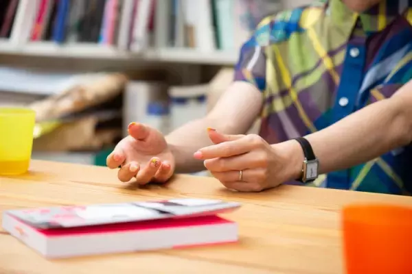 コントロールを外れて暴れる体と、終わりのない追いかけっこー『どもる体』伊藤亜紗さん×発達ナビ編集長