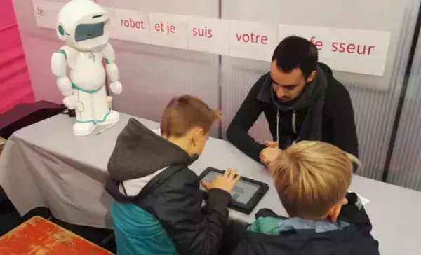 AIロボは療育の達人!?欧州発の療育ロボ「QTrobot」のスゴイ機能を取材