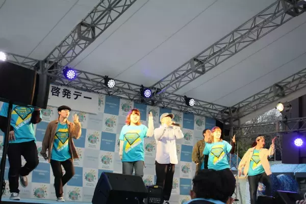 誰もが暮らしやすい、まぜこぜの社会って？会場が青に染まった「世界自閉症啓発デー」イベントを取材